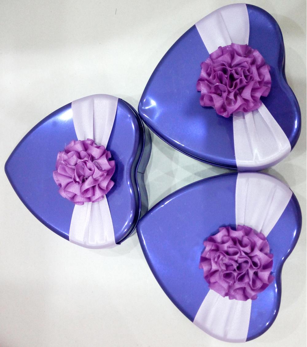 Scatola di latta di cioccolato viola con decorazione floreale