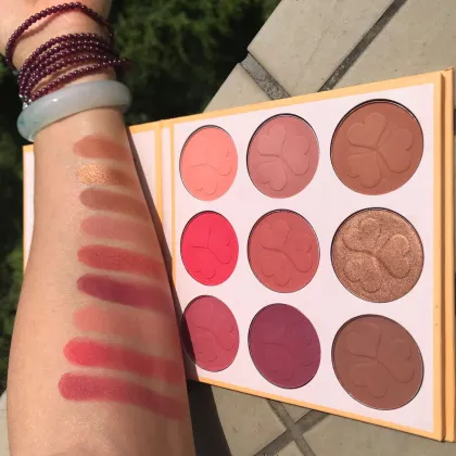 Peach Blossoms Face Contouring Pressed Powder Palette: 9 Shades for Contouring, Foundation, Concealer, and Blush