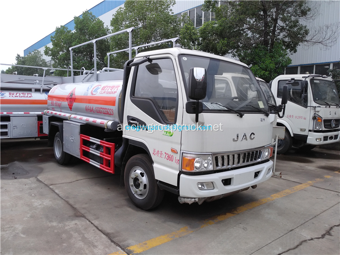 JAC 4x2 LHD شاحنة خزان النفط للبيع