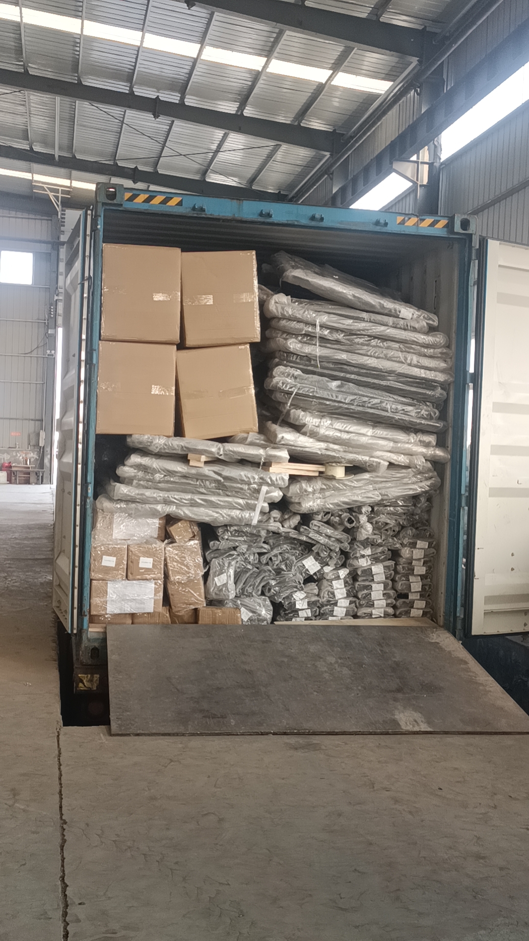 Hollow bench rectractable bleacher
