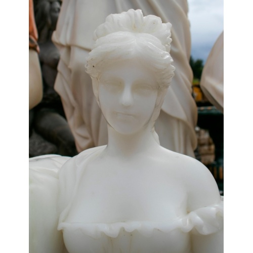 Elegante dama descansando sobre escultura de sofá de mármol