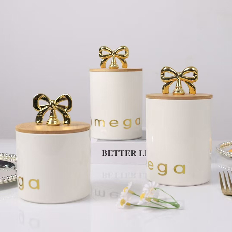 small plastic containers with lids