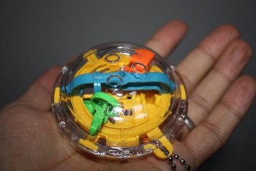 3D Puzzle Ball Maze Game Toy Mini Magical Intellect Labyrinth Ball With Keychain