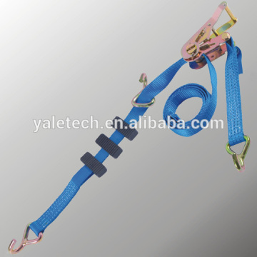 Car lashing with wheel protection, lashing straps