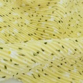 Gelber Stoff mit Blümchenmuster und Crinkle-Print