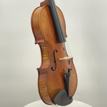 A fábrica vende violinos de madeira maciça de bordo artesanal 4/4