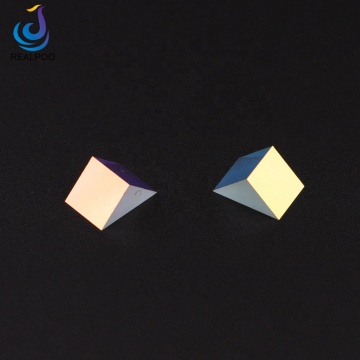 Dispersionsprismen: dreieckiges Prisma und optisches Glas rechtwinklem Prisma