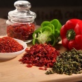 Sweet dried green bell pepper flakes granules