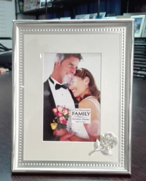 Oval Elegant Stainless steel shinny photo frame for wedding occasion with glass inside