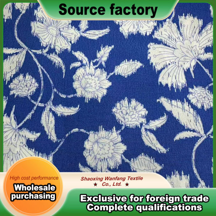 Gök mavisi tabanda beyaz çiçekler