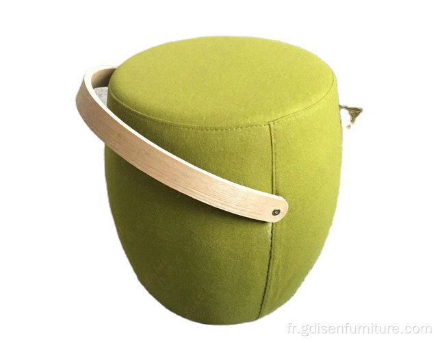 Continuez sur des tabourets ottomans pouf