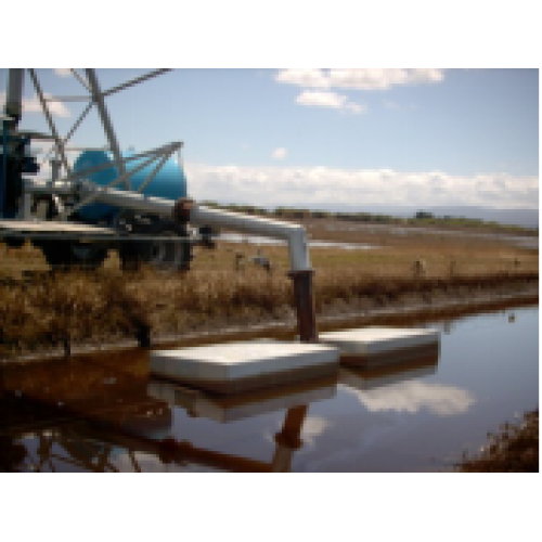 Uma máquina de irrigação translacional com sistema de endireitamento, operação confiável e alta precisão de transmissão aqualina