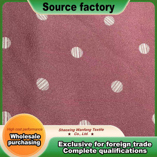 Noktalı arka plana sahip kahverengi gül