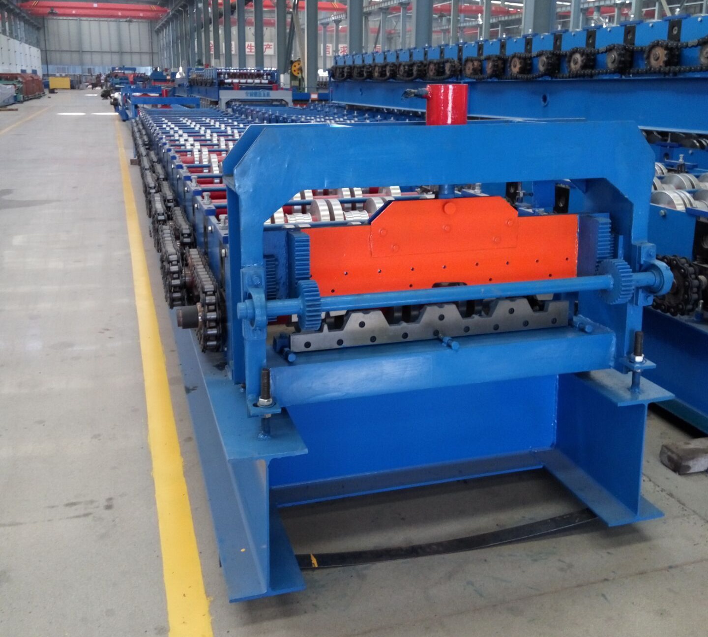 Floor deck roll forming machine