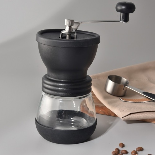 調整可能な円錐形のコアを備えたマニュアルコーヒー豆グラインダー