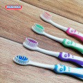 Use un cepillo de dientes de nylon natural para niños