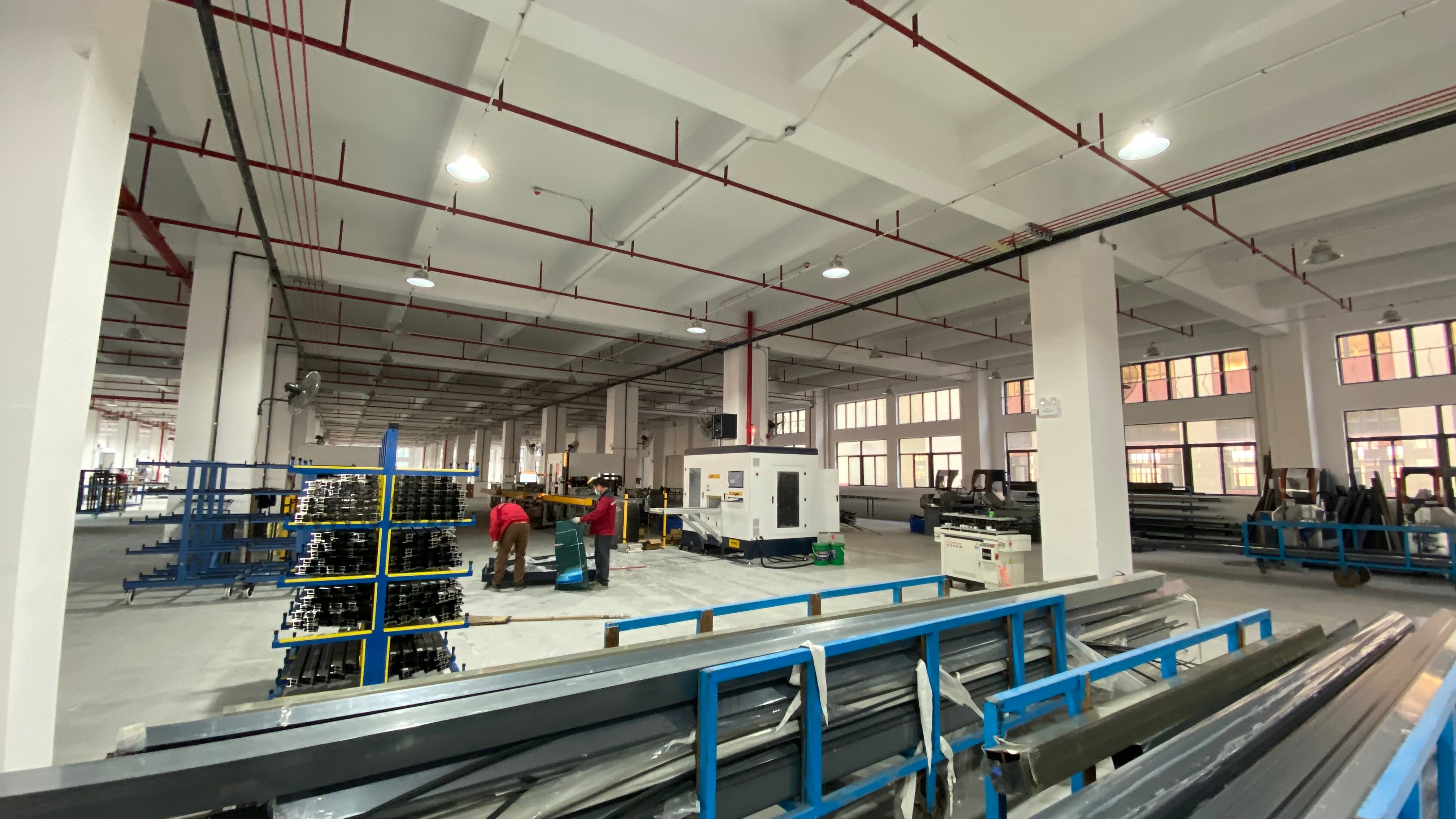 Heavy-duty gantry cranes and high-quality aluminum profiles in a modern dust-free workshop