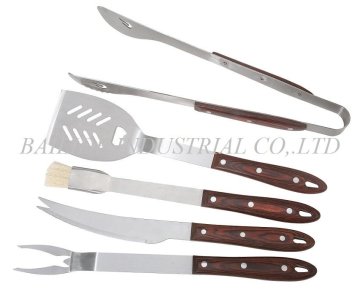 2017 High Quality Outdoor Family Gathering Stainless Steel Easytouse And Long Wooden Handle Barbecue Tools Set