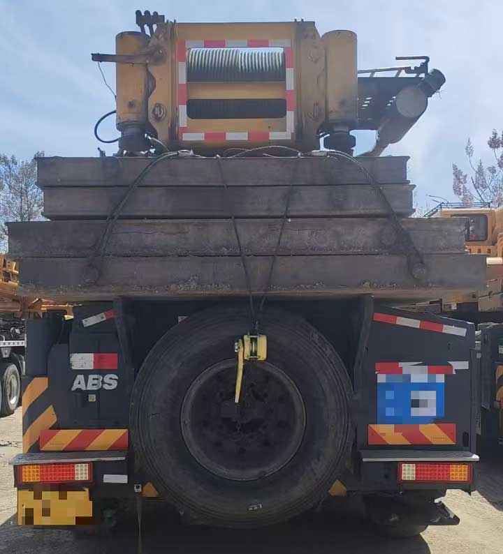 the-back-view-of-the-truck-crane-QAY260A the-back-view-of-the-truck-crane-QAY260A