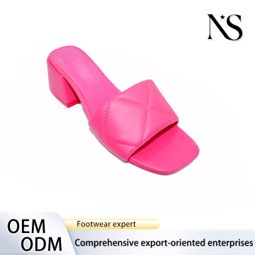 Mules rosa vibrantes para elegância de verão