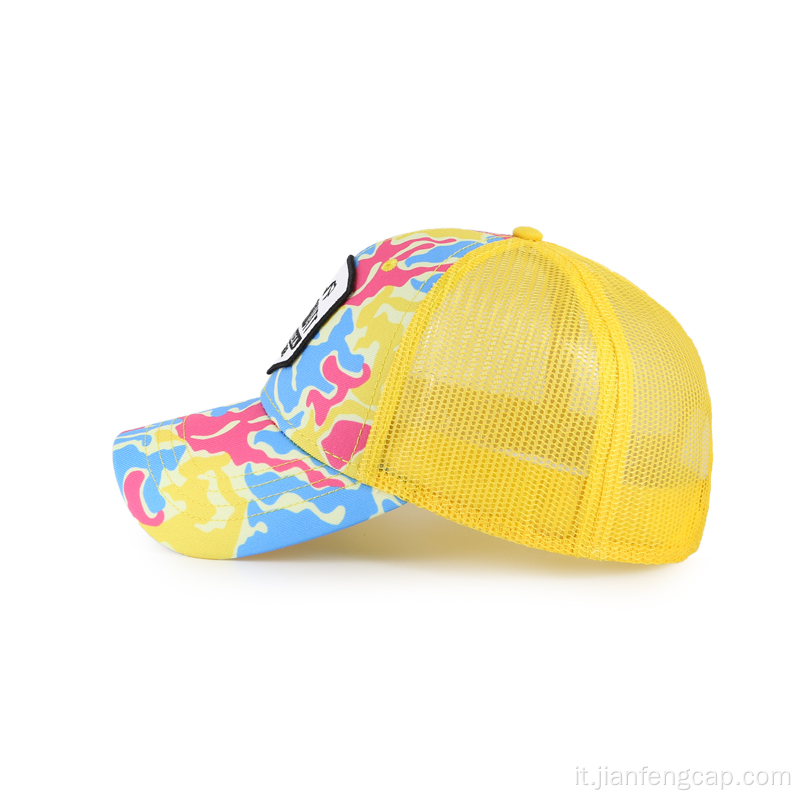 Cappellino trucker con stampa colorata con etichetta tessuta