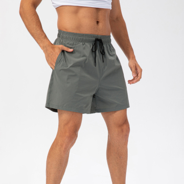 Short sportivi in ​​ginnastica poliestere di logo personalizzato per uomini - ideale per la corsa, il fitness, la spiaggia, il basket e il jogging