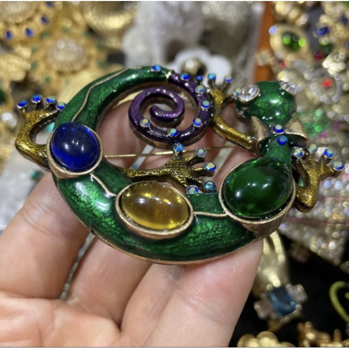 Chameleon retro e fofo e pequeno broche de lagarto