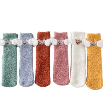 Cute and Warm: Coral Velvet Children's Socks with Non-Slip Silicone for Cozy Home Use