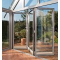 Winterzimmer und Aluminiumklapptür in Innenräumen