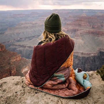 Wholesale Waterproof Outdoor Hiking and Camping Picnic Blankets: Customizable, Foldable, and Puffy Down Options