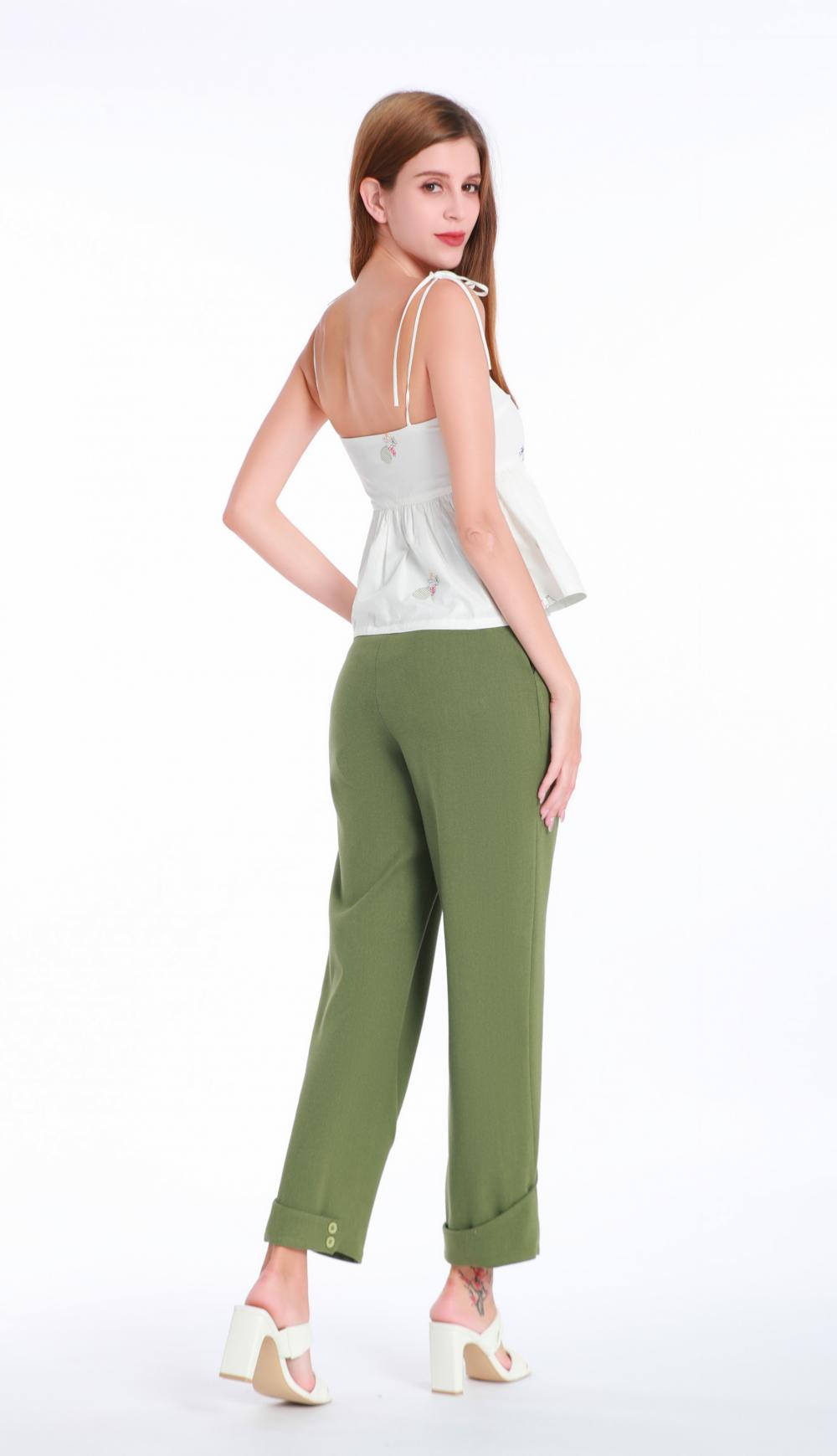 Pantaloni slim-fit con una gamba stretta