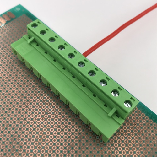 10 voies connectent le bornier enfichable au pas de 7,62 mm