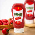 Bbq ketchup sos uchun plastik tarqatish idishini siqib chiqaradi