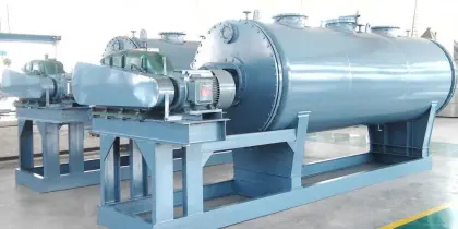 Energy saving vacuum rake dryer for paste materials