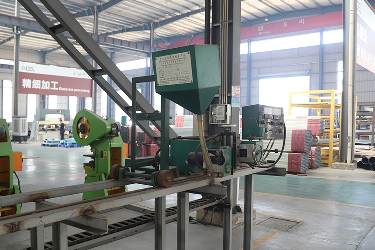 Semi-automatic welding machine
