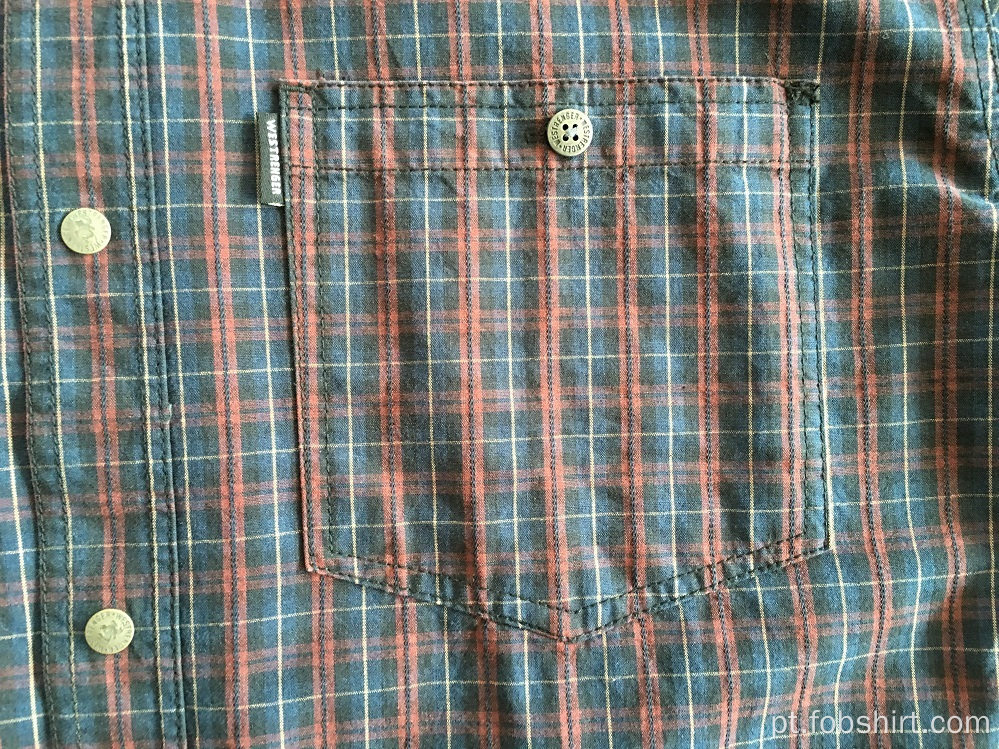 Camisa de manga comprida com botão de metal