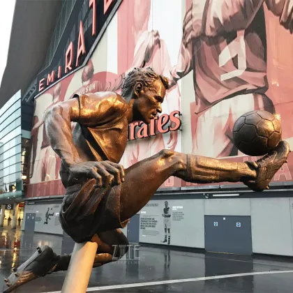 Famous Life Size Dennis Bergkamp Bronze Football Player Statue