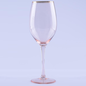 Bicchieri da vino rosso di colore rosa con bordo dorato