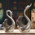 Estatuas de cisne decorativas en casa