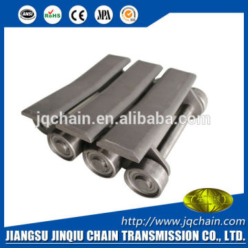 Overhead flat able top chain conveyor