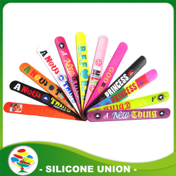 2017 cheap free sample silicone slap bracelet