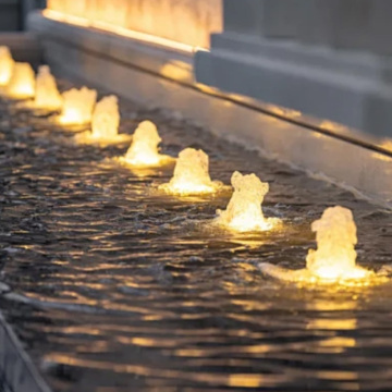 elementos de agua del estanque al aire libre