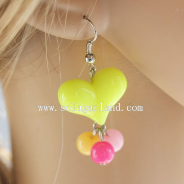 Hermoso corazón de acrílico de gelatina y arete de cuentas redondas