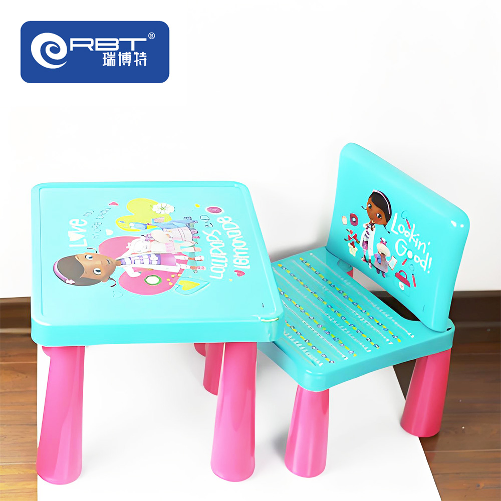 子供用ダイニングテーブルと椅子