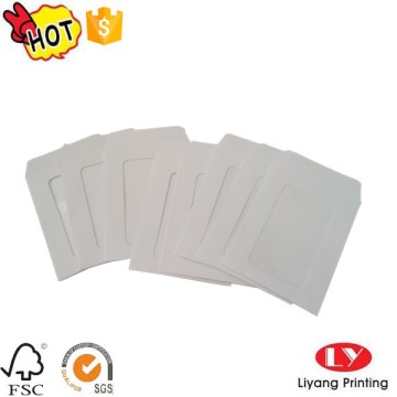 Weißer Papierumschlag mit PVC-Fenster