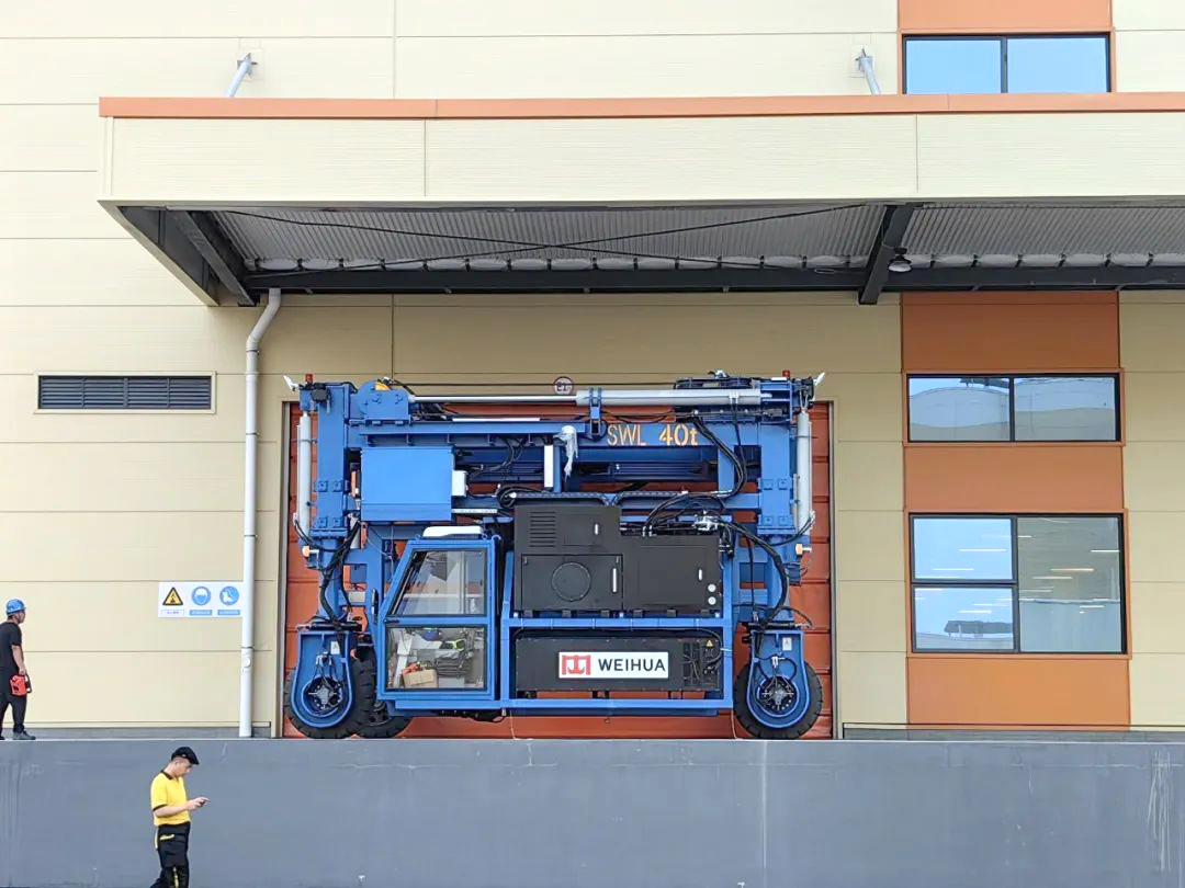 multifunctional-straddle-carrier multifunctional-straddle-carrier