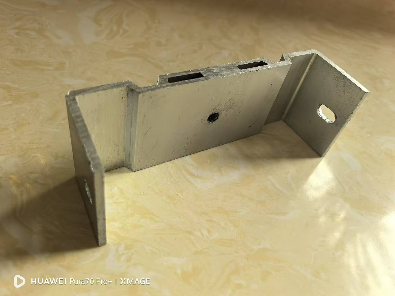 Anodized aluminum alloy support in BIPV