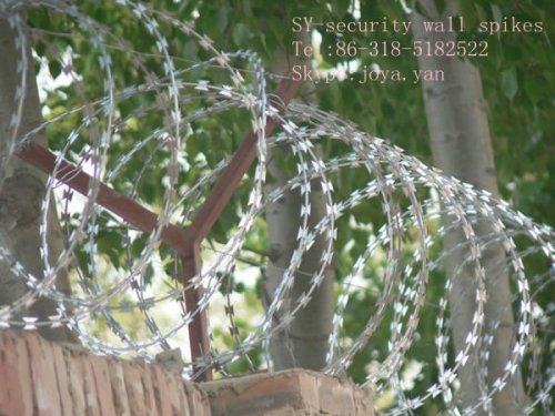 Barbed wire fence spool