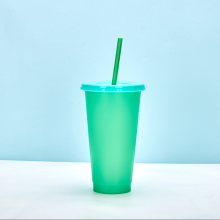 كوب ماء بلاستيكي قابل للحمل متغير اللون مع ماصة