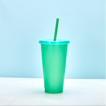 Tasse à eau en plastique à changement de couleur portable avec paille
